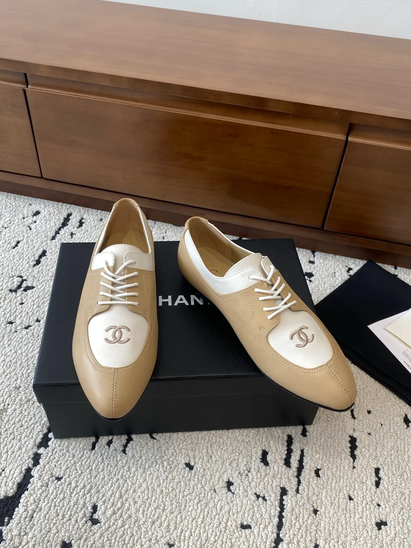 👟👟Ex-factory price 580👟👟 🍀CHANEL｜Chanel Xiaoxiang 25C new autumn and winter products, pointed-toe flat-soled deep-mouth shoes, full of retro style, elegant shoe shape, very pleasing to look at. The pointed toe makes the feet become thinner and looks slender. The classic double-C electric alluring design is particularly fashionable and elegant. The upper is made of top calf patent leather and the lining is silk sheepskin. It is super comfortable. Italian imported cowhide leather outsole. Size: 35-39 (customized 40/41) 👉 👉 👉 Buy now 👉 Buy now 👉